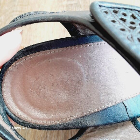Earthies Asolas Black Cutout Hammered Leather Comfort Block Heels Sandals sz:8.5 - Picture 5 of 7